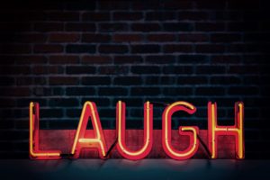 「笑う」という文字のネオンサイン