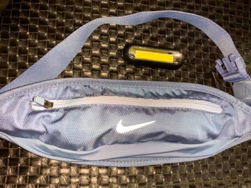 NIKEウエストポーチと反射材付きLEDライト