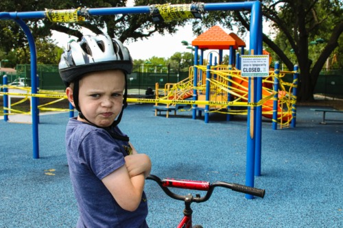公園で腕を組み怒る子供
